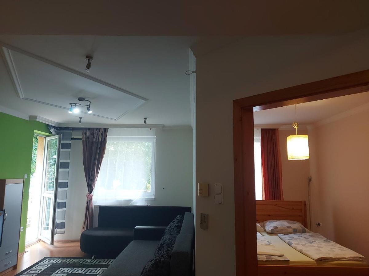 Lara Apartman Debrecen Esterno foto