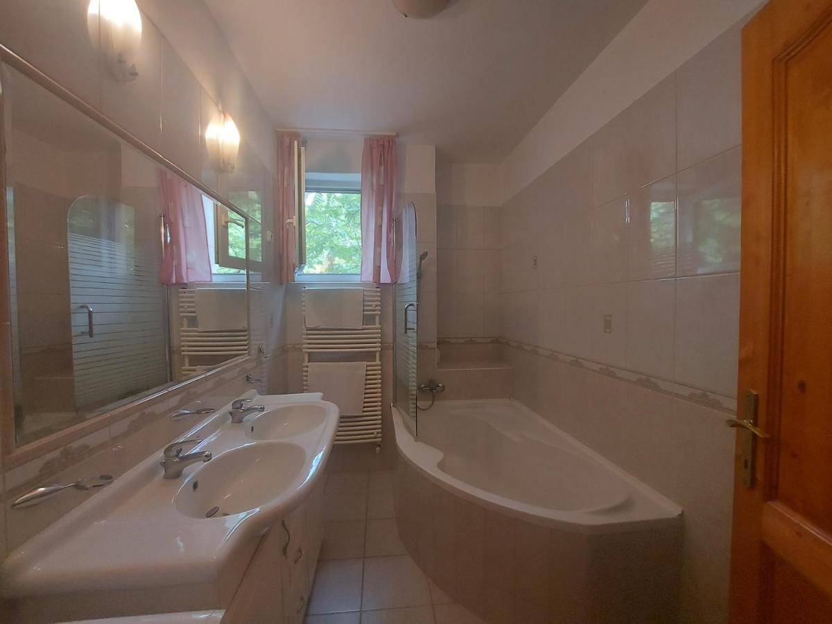 Lara Apartman Debrecen Esterno foto