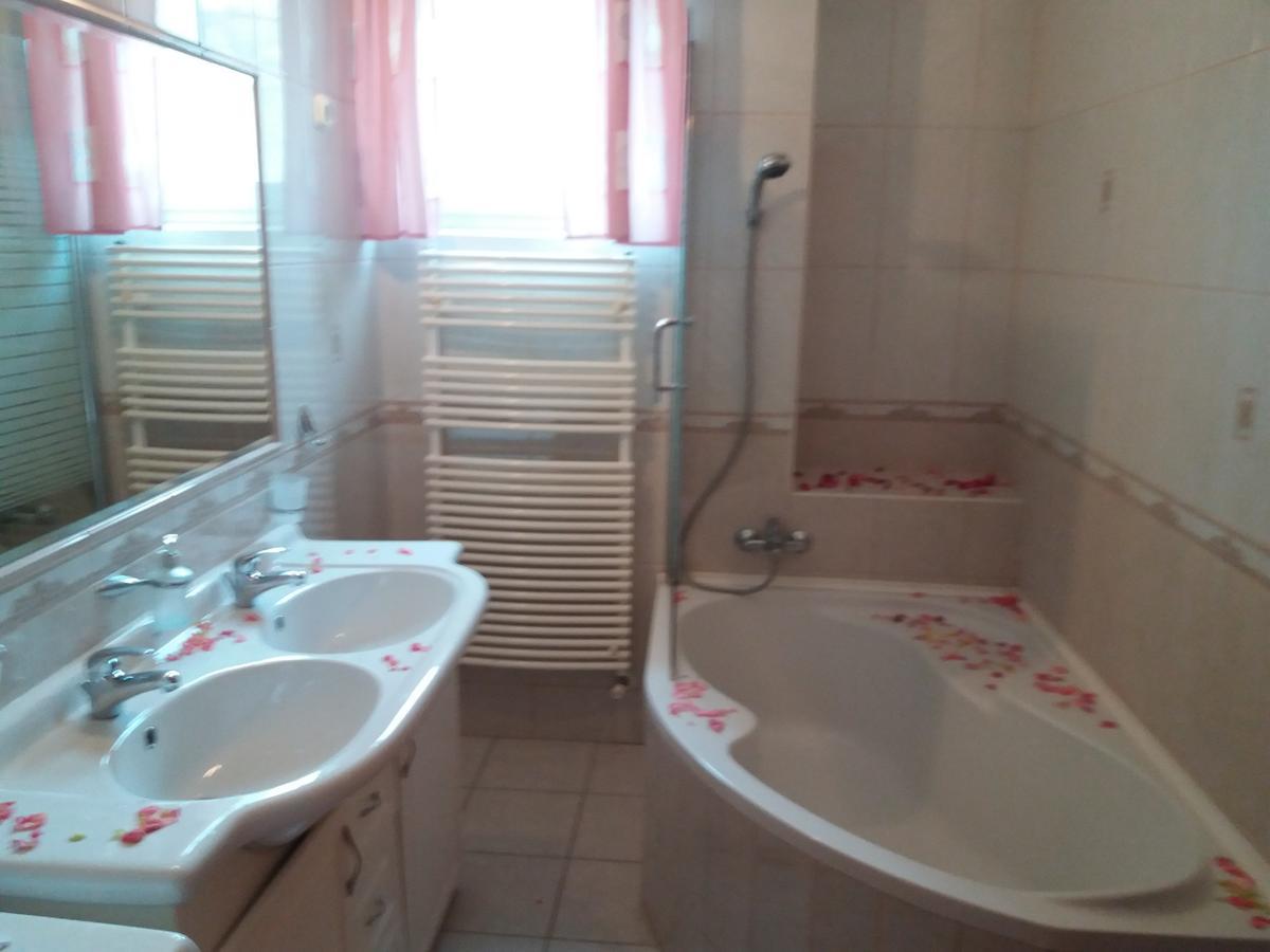 Lara Apartman Debrecen Esterno foto